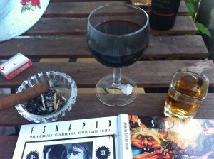 Läsning av Eskapix med vin och cigarr